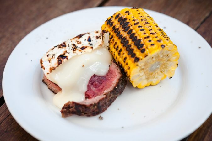 Marha steak grill camembert-rel és sült kukoricával